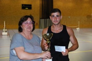 Jeremy Bonifazi, classé 18, vainqueur du tournoi reçoit sa dotation.